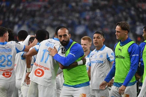 Célébration des joueurs de l'Olympique de Marseille sur la pelouse.