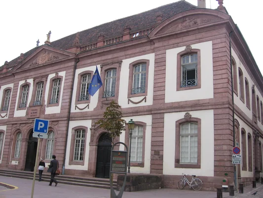 Le tribunal de grande instance de Colmar, bâtiment historique en pierre rose situé dans le Haut-Rhin.