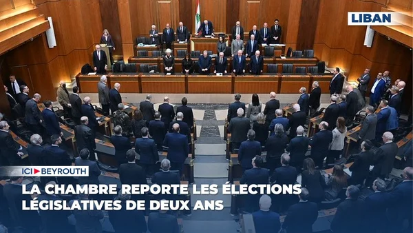 Les députés dans l'hémicycle lors du vote du report des élections.