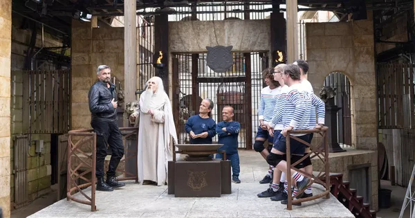 Le plateau de l'émission Fort Boyard lors d'une séquence réunissant les participants et l'équipe.