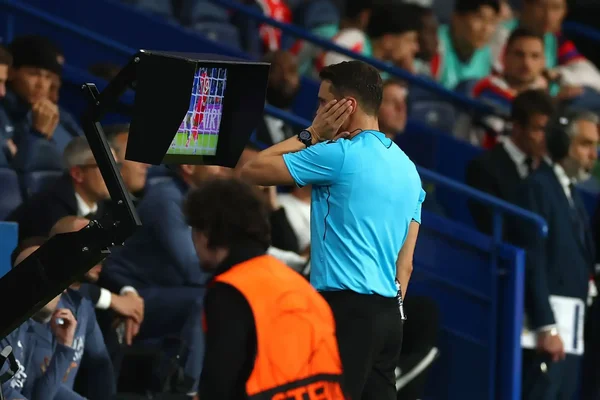 L'arbitre VAR analysant l'action du penalty de Davies lors du match PSG-Bayern.