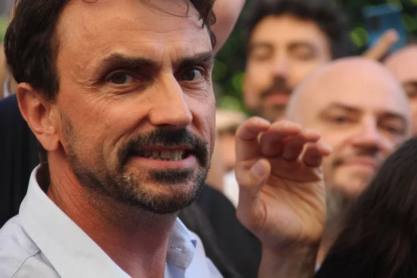 Le cours Lafayette à Lyon vu de nuit, avec ses immeubles éclairés et sa large chaussée