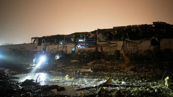 Séquences de dommages matériels sur un site industriel après des frappes dans le cadre de la guerre au Moyen-Orient.