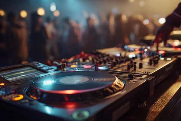 Equipement de DJ au premier plan lors d'une soirée musicale.
