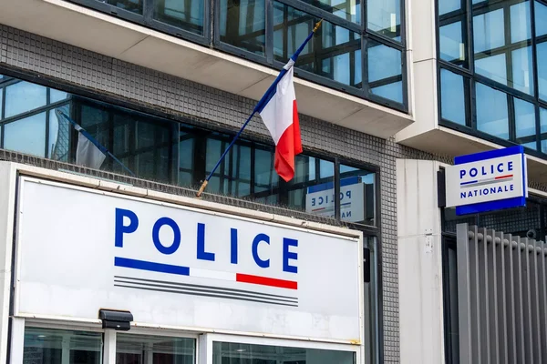 L'entrée d'un commissariat de Police nationale en France.