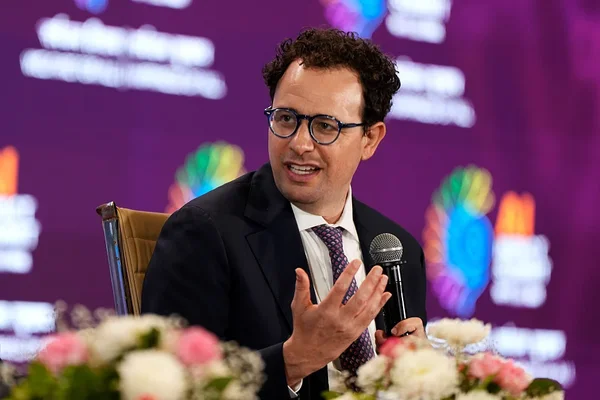 Deux hommes en tenue formelle : un officiel américain et un représentant d'Anthropic.