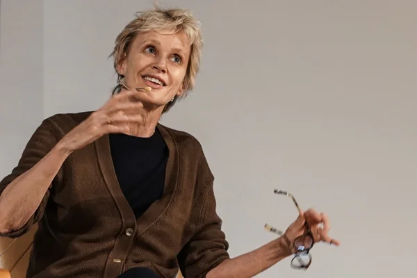 Siri Hustvedt s'exprimant lors d'une conférence ou d'une intervention publique.