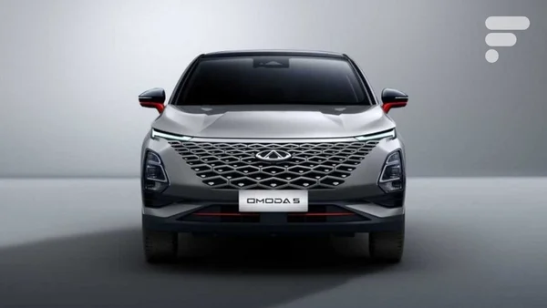 Le SUV OMODA 5 avec sa calandre distinctive et ses phares LED, présenté lors de l'annonce de la production en Espagne.