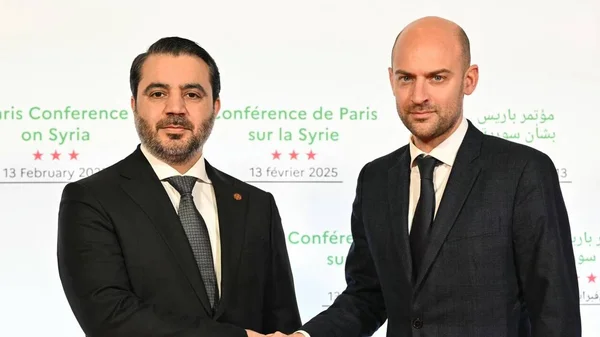 Poignée de main entre deux participants à la Conférence de Paris sur la Syrie.