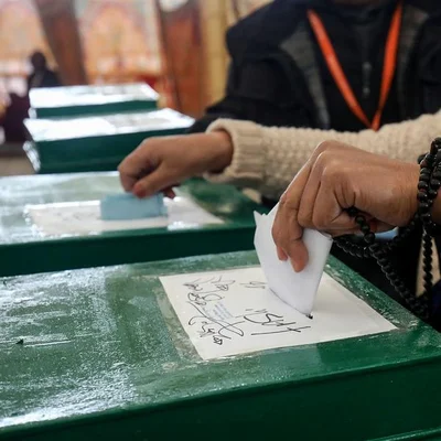 Un électeur de la diaspora tibétaine déposant son bulletin dans l'urne.