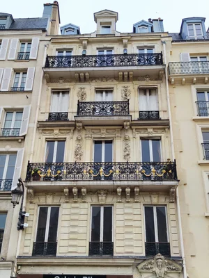 Portrait de Difool en studio, portant un pull rouge et des écouteurs.