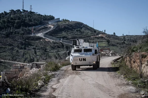 Véhicule blindé de la Finul patrouillant sur une route de terre près de la frontière, dans le Sud-Liban à très haute tension.