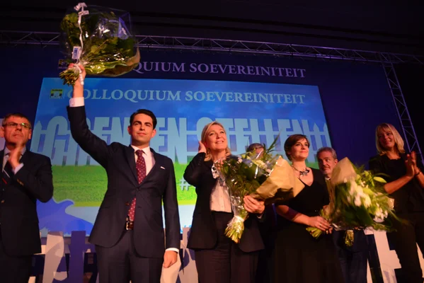 Marine Le Pen lors du congrès Grenzen Stellen au Parlement flamand.
