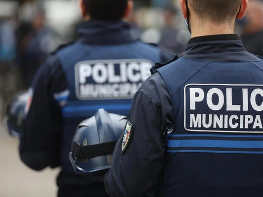 Des policiers municipaux en patrouille dans les rues de Cagnes-sur-Mer.