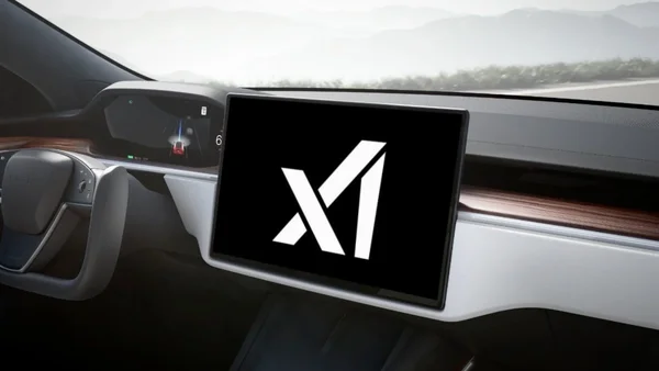 L'interface utilisateur d'une Tesla affichant le logo X lors de la mise à jour de printemps 2025.