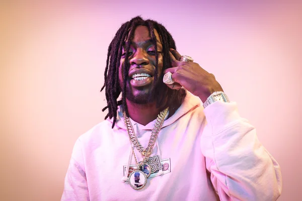 Gazo arborant ses bijoux en or et diamants