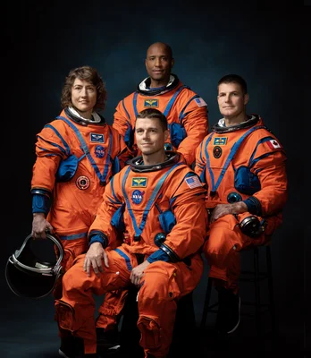 Portrait officiel de l'équipage Artemis II : Christina Koch, Victor Glover, Jeremy Hansen et Reid Wiseman en tenue spatiale.