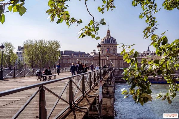 Piétons traversant le Pont des Arts au moment du lancement des travaux de rénovation.