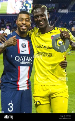 Mory Diaw célébrant une victoire aux côtés d'un coéquipier.