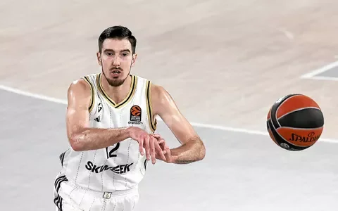 Nando De Colo applaudissant sur le terrain dans son maillot numéro 12.