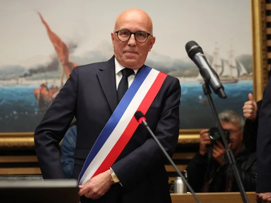 Éric Ciotti officiellement devenu maire, posant avec son écharpe tricolore.
