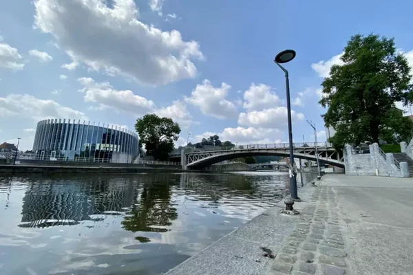 Paysage urbain du centre-ville de Namur au bord de la rivière.