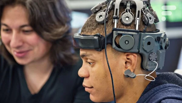 Test d'une interface contrôlée par la pensée développée par la startup Neurable.