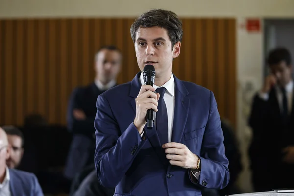 Gabriel Attal lors d'un déplacement sur le terrain dans le Rhône pour prendre le pouls de la France rurale