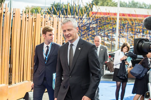 Bruno Le Maire, ministre de l'Économie et des Finances, accompagné de collaborateurs lors d'un déplacement officiel.