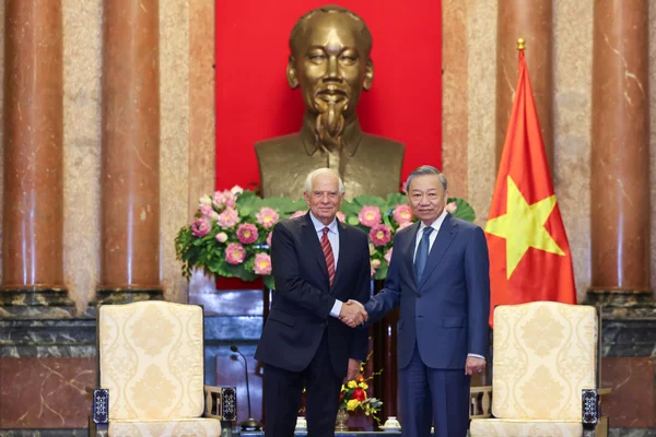 Josep Borrell et Tô Lâm lors d'une rencontre officielle au palais présidentiel de Hanoï.
