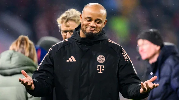 Vincent Kompany s'exprimant sur le terrain d'entraînement du Bayern Munich.