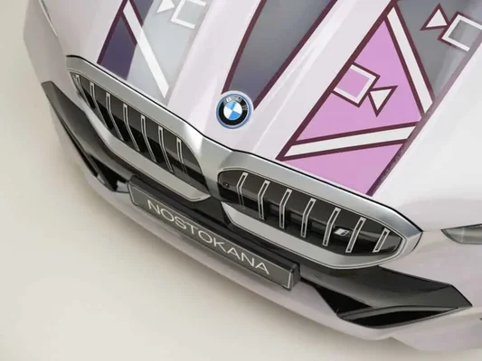 Détail de l'Art Car BMW i5 Flow NOSTOKANA intégrant la technologie E-Ink au Mondial de l'auto 2024.