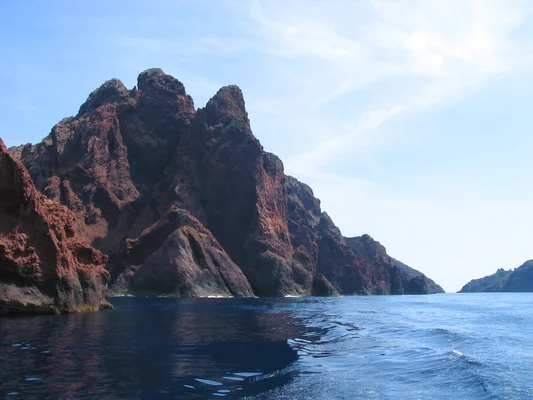 Les falaises volcaniques rouges caractéristiques de la réserve naturelle de Scandola.