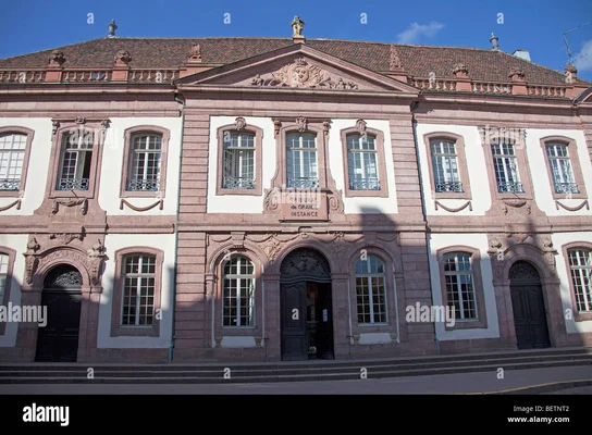 L'entrée principale du tribunal de grande instance de Colmar identifiée par son enseigne officielle.