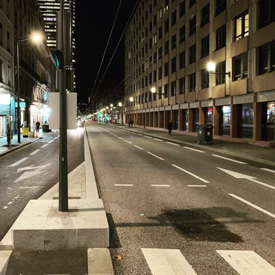 Grégory Doucet, maire de Lyon, au téléphone dans un intérieur avec rideaux rouges à motifs