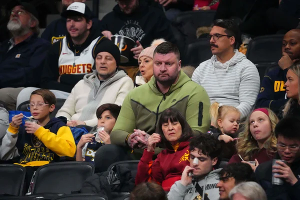 Des supporters des Denver Nuggets dans les tribunes lors d'une altercation impliquant l'un des frères de Nikola Jokic.