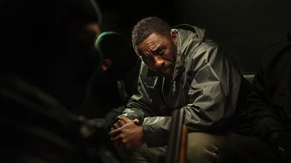 L'inspecteur Luther (Idris Elba) dans une ambiance sombre et mélancolique dans le film Soleil déchu.