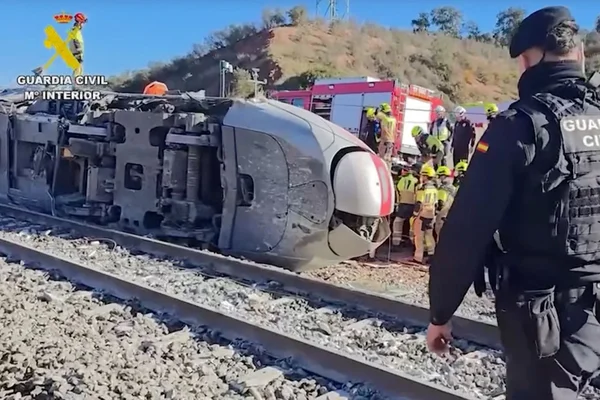 Opérations de secours de nuit sur les lieux du déraillement du train en Espagne.