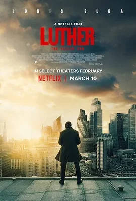 L'inspecteur Luther contemplant la ville depuis un toit dans l'affiche du film Soleil déchu.