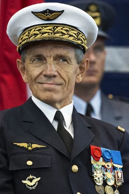 Portrait de Michel Yakovleff en costume et cravate sur fond neutre.