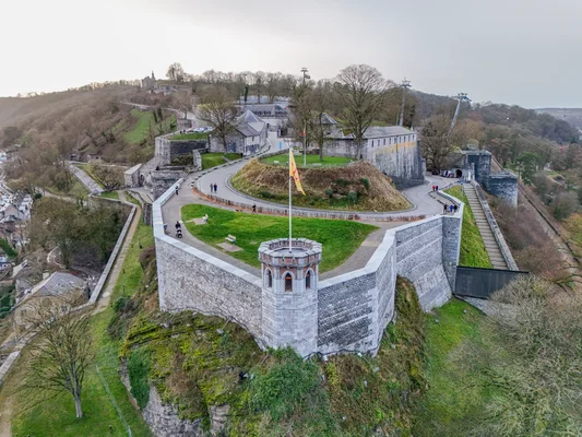 Vue panoramique de la Citadelle de Namur, monument emblématique de la capitale wallonne.