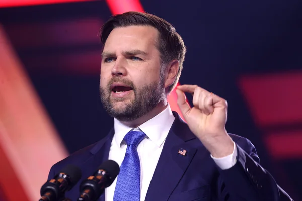 Le vice-président américain JD Vance s'adressant aux participants de l'AmericaFest 2025 à Phoenix.