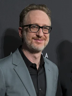 Le cinéaste James Gray en blazer gris.