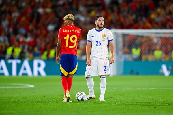 Lamine Yamal et un adversaire lors d'une rencontre entre l'Espagne et la France.
