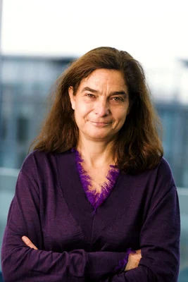 Héloïse d'Ormesson, éditrice, posant en tenue violet.