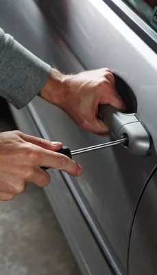 Illustration d'une tentative d'effraction sur une portière de véhicule.