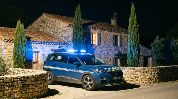 Véhicule de la gendarmerie lors d'une intervention du GIGN devant un domicile nocturne.