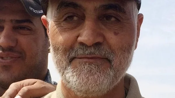 Gros plan de Qassem Soleimani portant une casquette militaire.