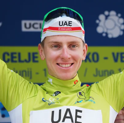 Tadej Pogačar posant avec les couleurs de l'équipe UAE.