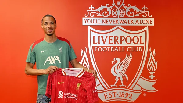 Hugo Ekitike en uniforme de Liverpool célèbre sur le terrain.
